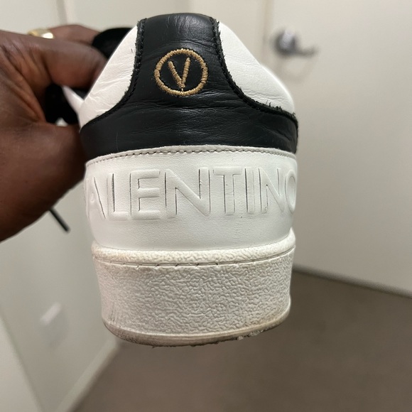 Beautiful Valentino sneakers . Used but still in an excellent condition. - Picture 2 of 4